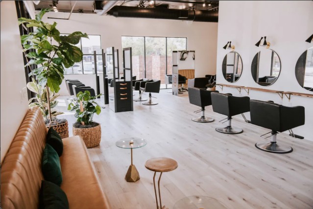 Helles Saloninterieur mit natürlichen Materialien und warmem Licht
